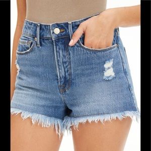 GOOD AMERICAN bombshell chewed hem jean shorts. Size 4/27